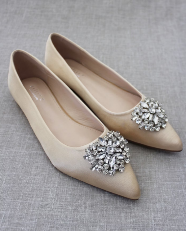 Sepatu slip-on berbahan satin dengan aplikasi berlian